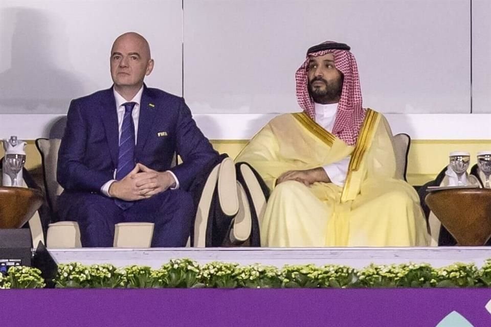 Gianni Infantino y Mohammed bin Salman durante el pasado Mundial de Qatar.