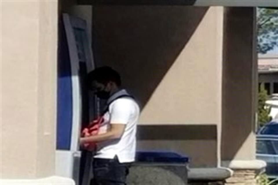 La red de lavadores de dinero realizan los depósitos de efectivo en cuentas de bancos de EU utilizando pasaportes falsos para ocultar su identidad.