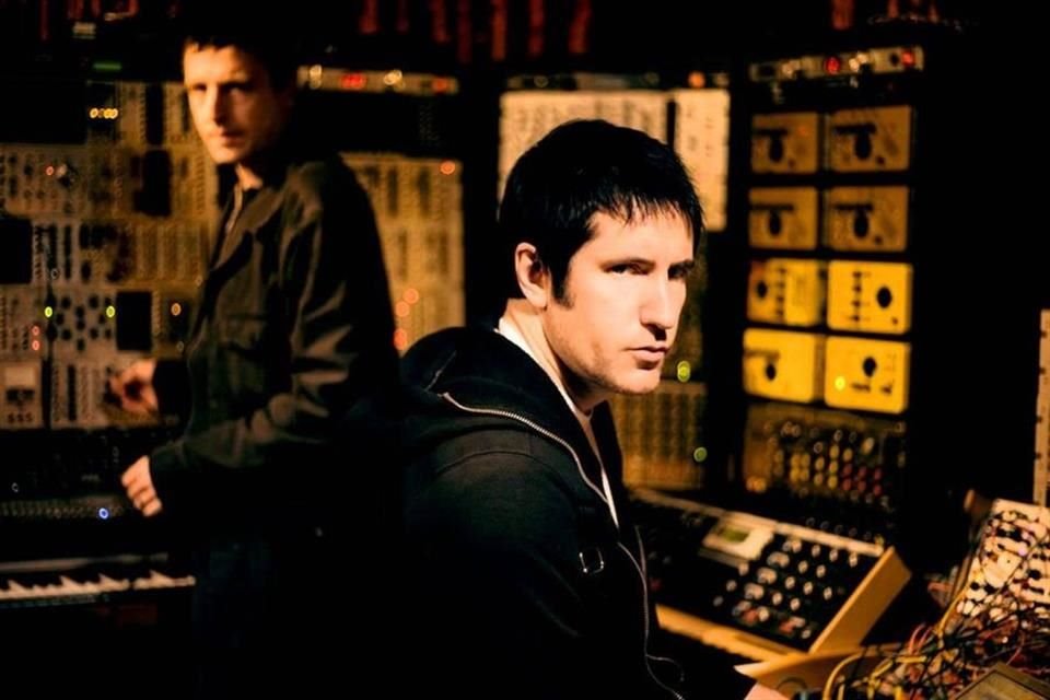 Ross también es una figura destacada en el mundo de la música como miembro clave de la banda Nine Inch Nails, a la que se unió en 2016 como único miembro oficial junto con Reznor.