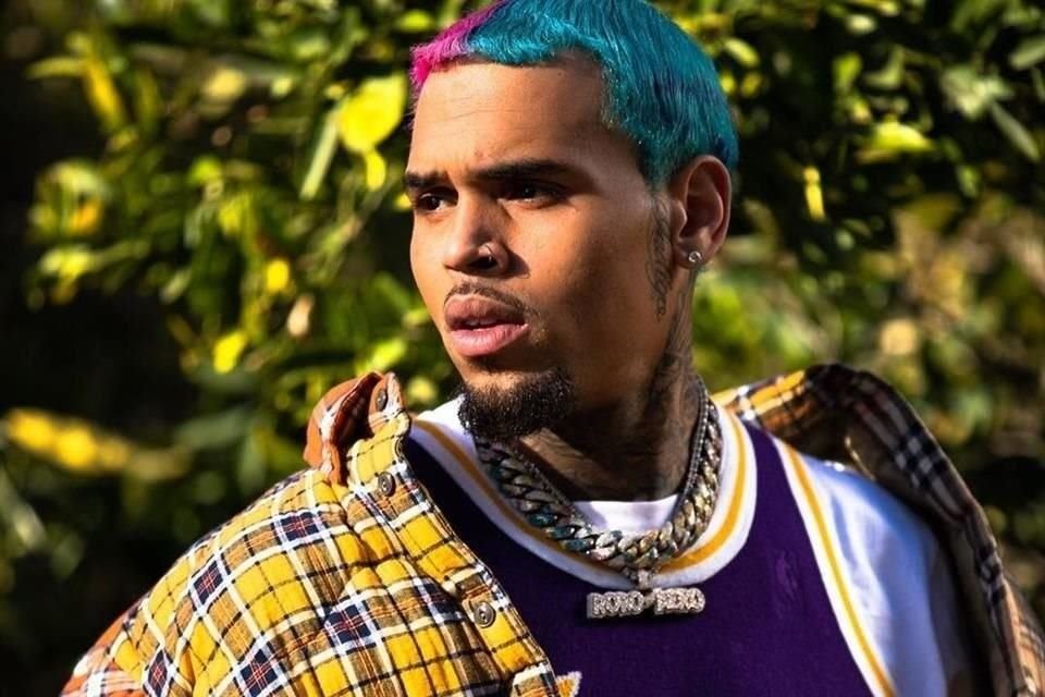 Brown fue arrestado bajo sospecha de causar lesiones corporales graves al productor musical Abe Diaw en la discoteca Tape de moda en Mayfair, en el centro de Londres, en febrero de 2023.