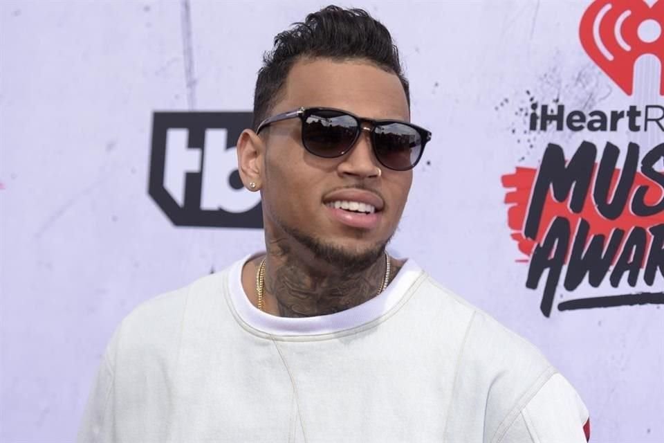 El dos veces ganador del Grammy se encuentra viajando alrededor del mundo para su gira 'Breezy Bowl XX', como festejo de sus 20 años de carrera.