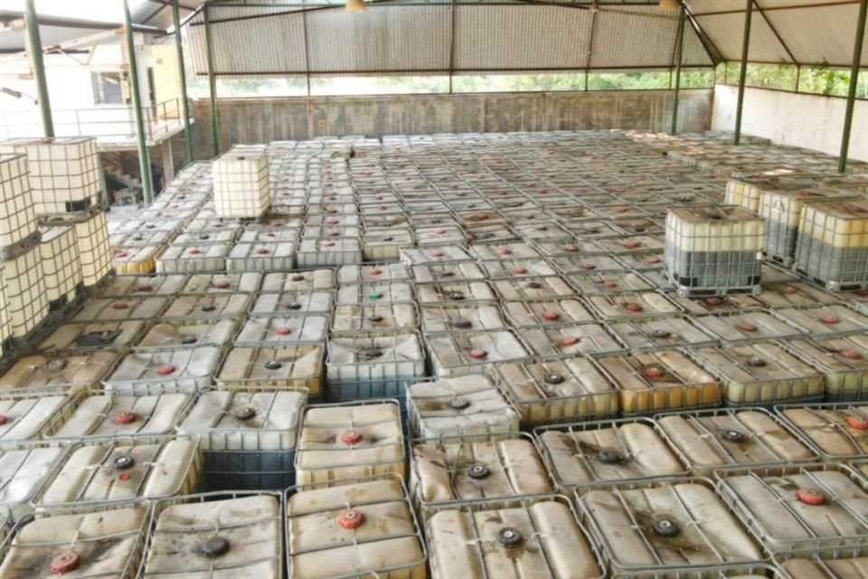 Con videos y fotografías desde drones, la SSPC registró los bidones con más de un millón de litros de hidrocarburo robado en Comalcalco, Tabasco.