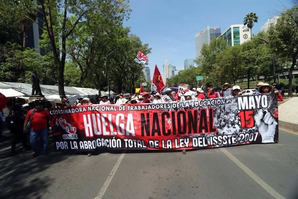 El magisterio disidente se desplaza sobre el Paseo de la Reforma rumbo al Zócalo.