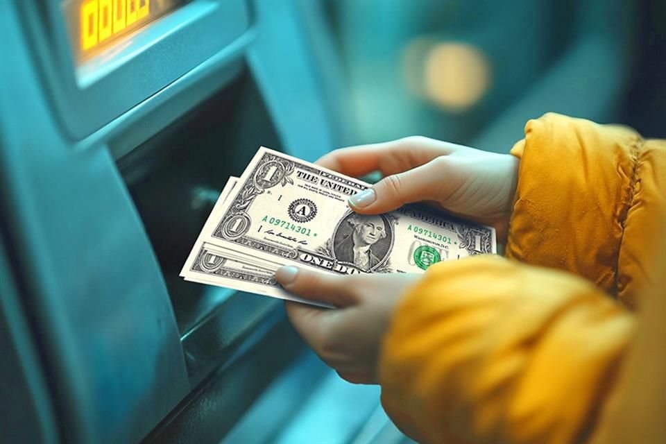 El dólar cerró la jornada con una cotización de 19.31 pesos, cifra 0.16 centavos menor en contraste con los 19.47 registrados el pasado viernes.