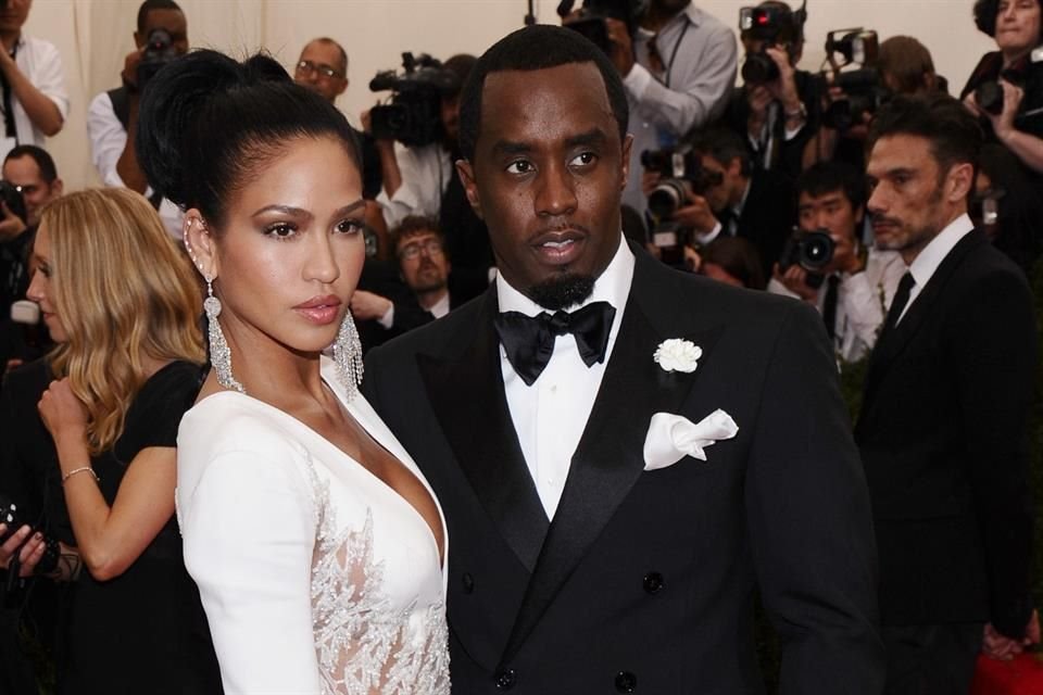 En un revés en el caso, Cassie Ventura fue obligada a leer mensajes sexuales que le mandaba a su ex pareja, Sean 'Diddy' Combs.