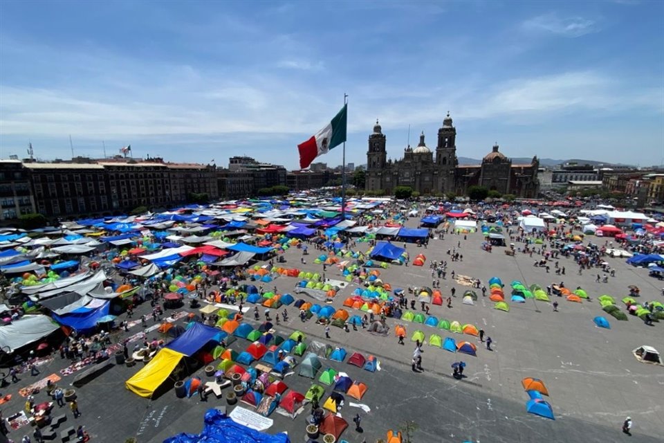 Desde marzo, luego de un paro y un plantón en el Zócalo de tres días, la CNTE amagó con irse a paro indefinido hasta lograr la abrogación de la reforma al ISSSTE.