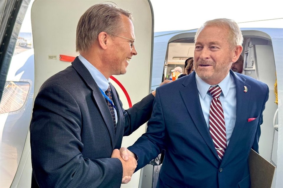El nuevo Embajador de Estados Unidos, Ronald Douglas Johnson (der.), llegó a México. 