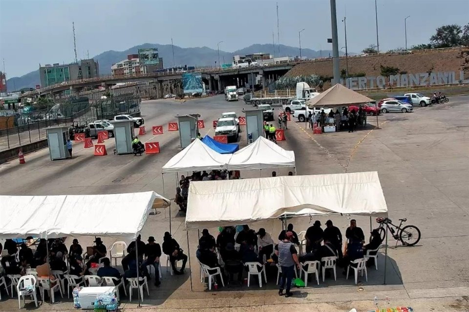 Acceso de autotransporte a la Aduana de Manzanillo se encuentra detenido por manifestación, reportó Administración del Sistema Portuario.