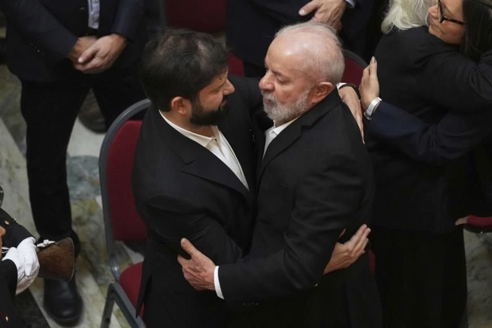 El Presidente Luiz Inacio Lula da Silva abraza a su homólogo Gabriel Boric, el 15 de mayo del 2025.