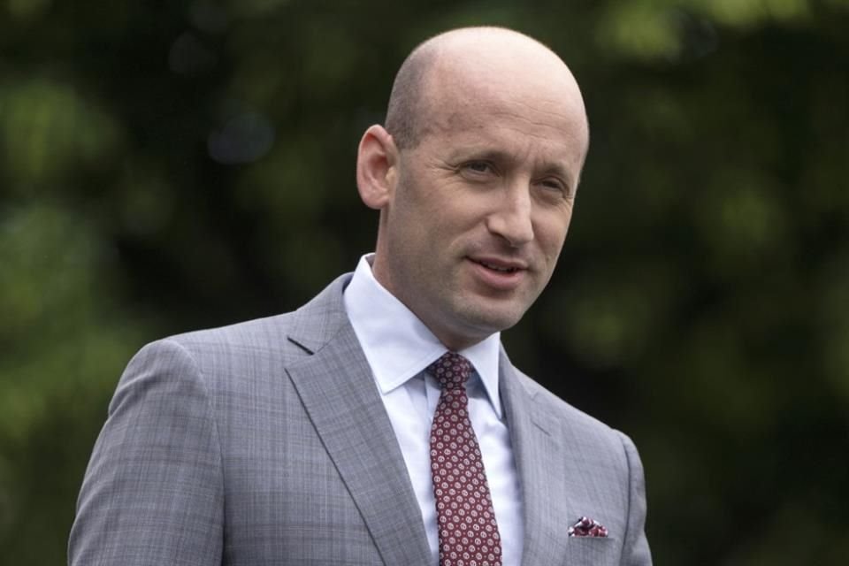 El subjefe de Gabinete en la Casa Blanca, Stephen Miller, habla con reporteros fuera de la Casa Blanca, el 9 de mayo de 2025, en Washington.