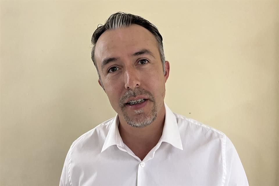 José Guadalupe Buenrostro, diputado del Partido Verde, impulsa iniciativa para regular uso de celulares en escuelas de nivel básico y medio superior.