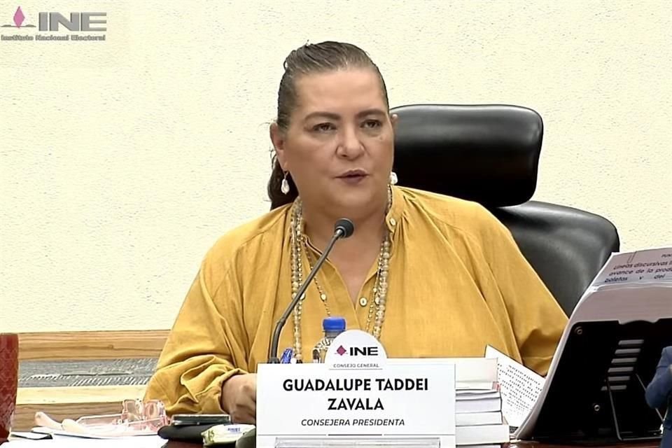 La consejera presidenta Guadalupe Taddei en la sesión de este jueves en el INE.