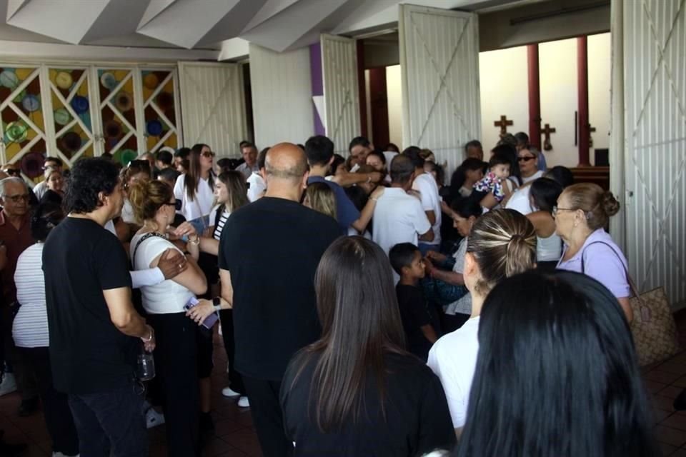 A la misa, realizada en el Templo de San Bernardo, intentaron asistir algunos fans de Valeria, pero los familiares no permitieron que entraran personas desconocidas por seguridad.