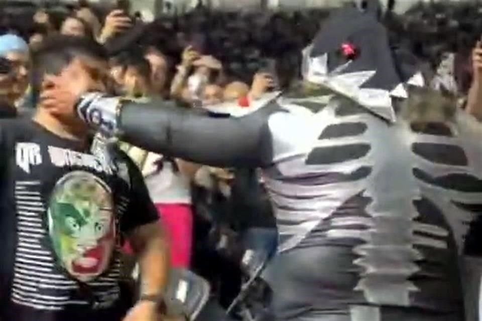 El aficionado recibió varios golpes del luchador, antes de recurrir a una silla.