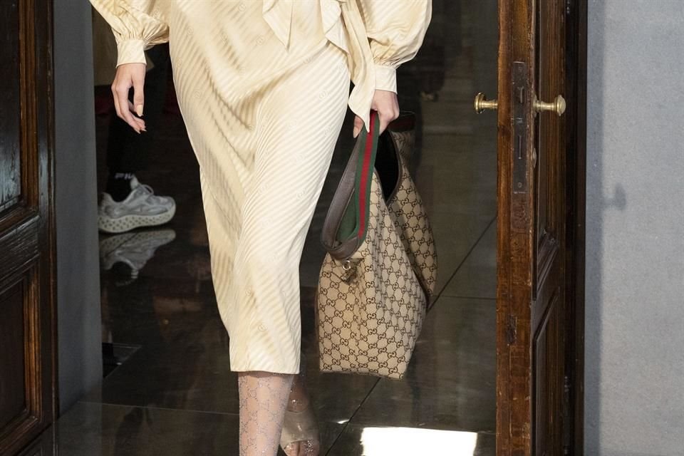 Gucci lució su nueva bolsa  Gucci Giglio en Venecia lo que provocó un robo de mirada.