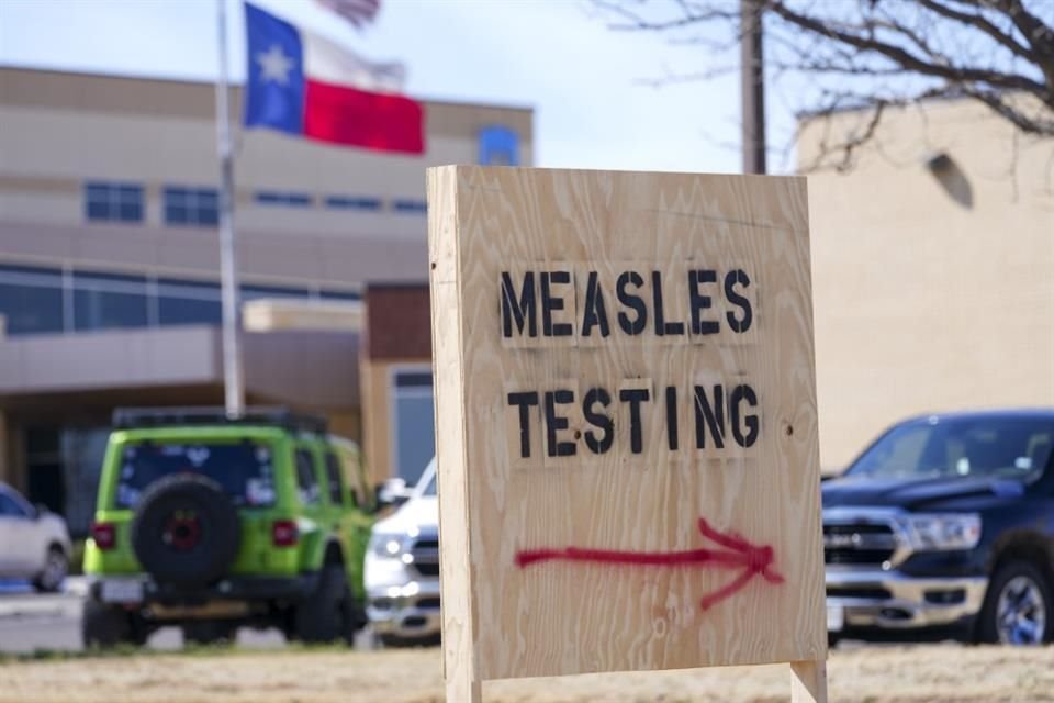 Una señal ofrece pruebas de sarampión en Seminole, Texas, el 21 de febrero del 2025.