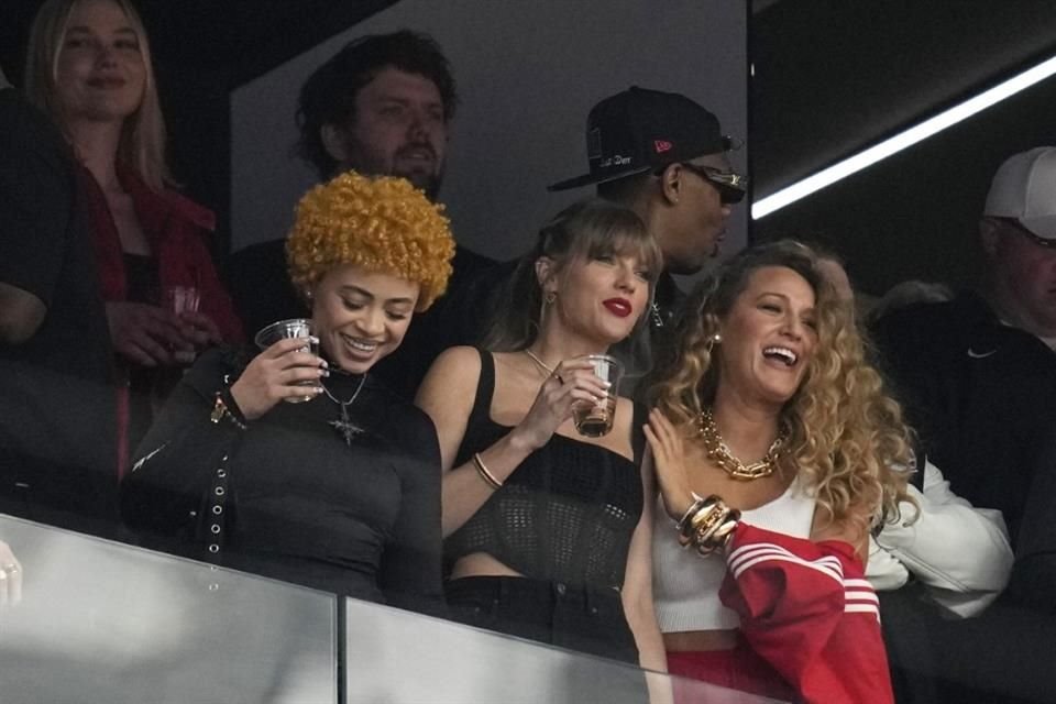 Swift es madrina de uno de los hijos de Lively, con quien ha llegado a ser muy cercana.
