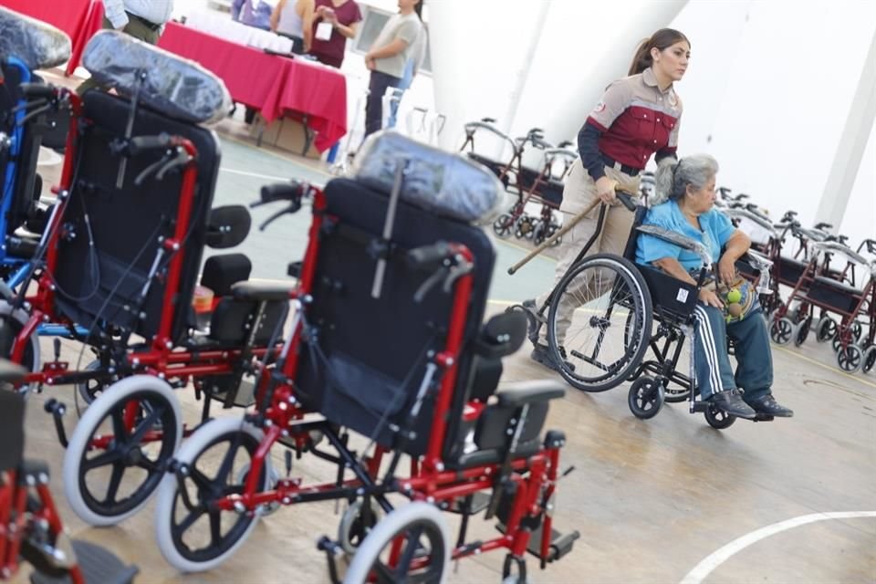 El Gobierno de Zapopan, a través del DIF, entregó aparatos ortópedicos y lentes a 230 ciudadanos.