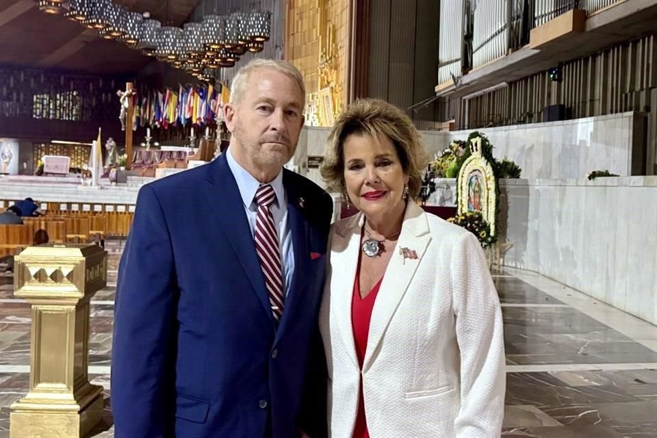 Ronald Johnson, nuevo Embajador de Estados Unidos en México, y su esposo, en la Basílica de Guadalupe.