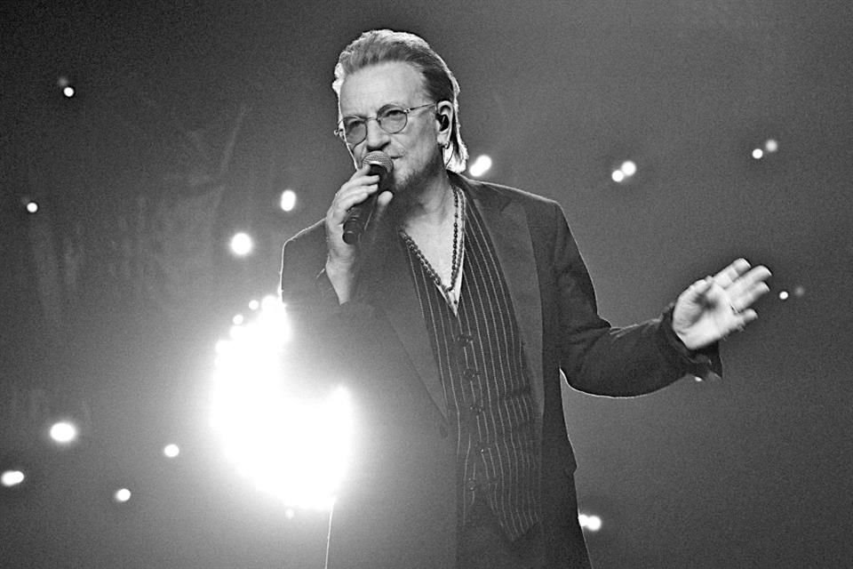 Bono, líder de U2, lleva a Cannes un filme que combina documental, concierto y stand-up biográfico titulado 'Stories of Surrender'.