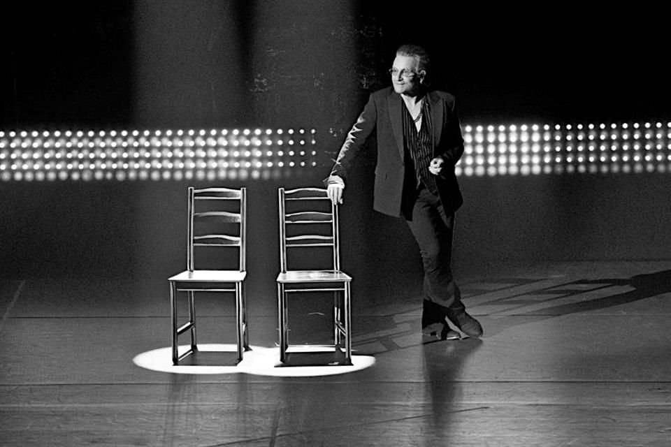 En el Beacon Theatre, en NY, con público presente, Bono grabó el material, que el 30 de mayo estrenará Apple TV+.