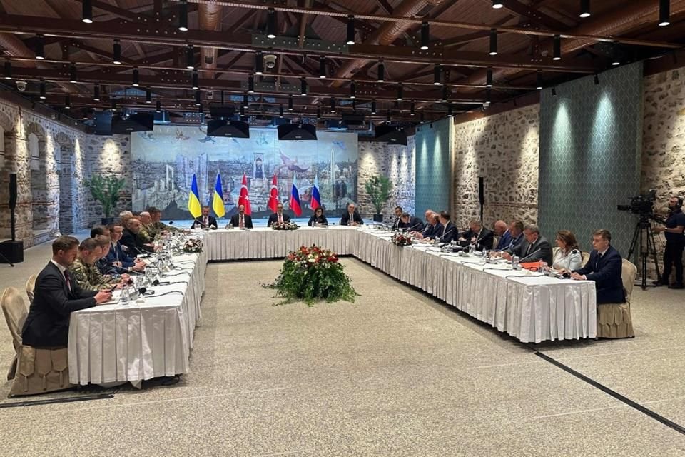 Delegaciones rusas y ucranianas iniciaron ronda de negociaciones en Turquía para buscar salida a guerra.