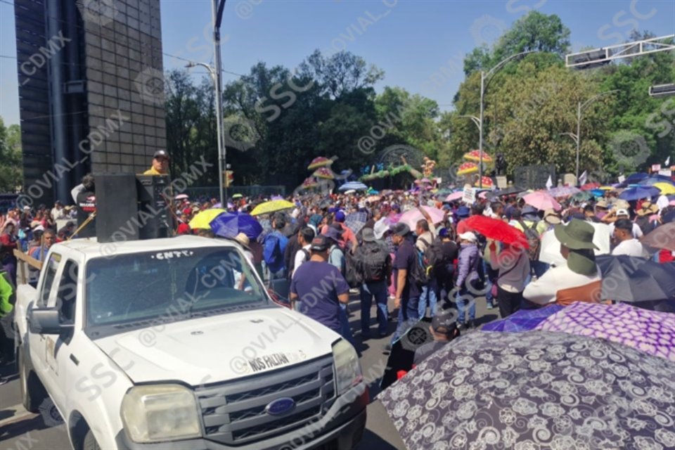 Maestros de la CNTE afectan la vialidad en Circuito Interior y Paseo de la Reforma.