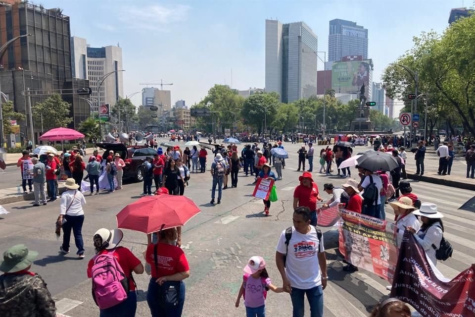 Integrantes de la CNTE realizaron cierre vial de Circuito Interior y la Avenida Reforma, a la altura de la Estela de Luz, en CDMX.