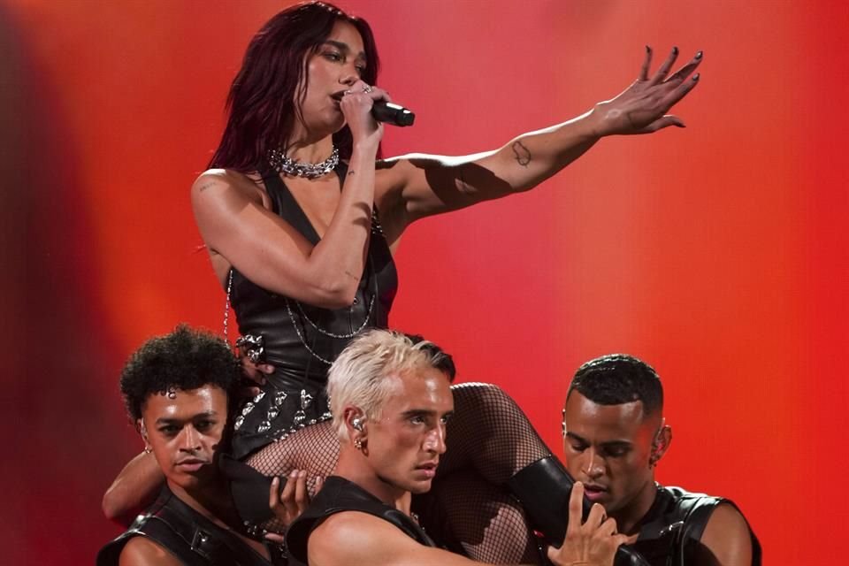 Con una fortuna estimada en 153 millones de dólares, la cantante anglo-albanesa, cuyo álbum 'Radical Optimism' encabeza la lista británica de éxitos musicales, ocupa el puesto 34 de esta lista.