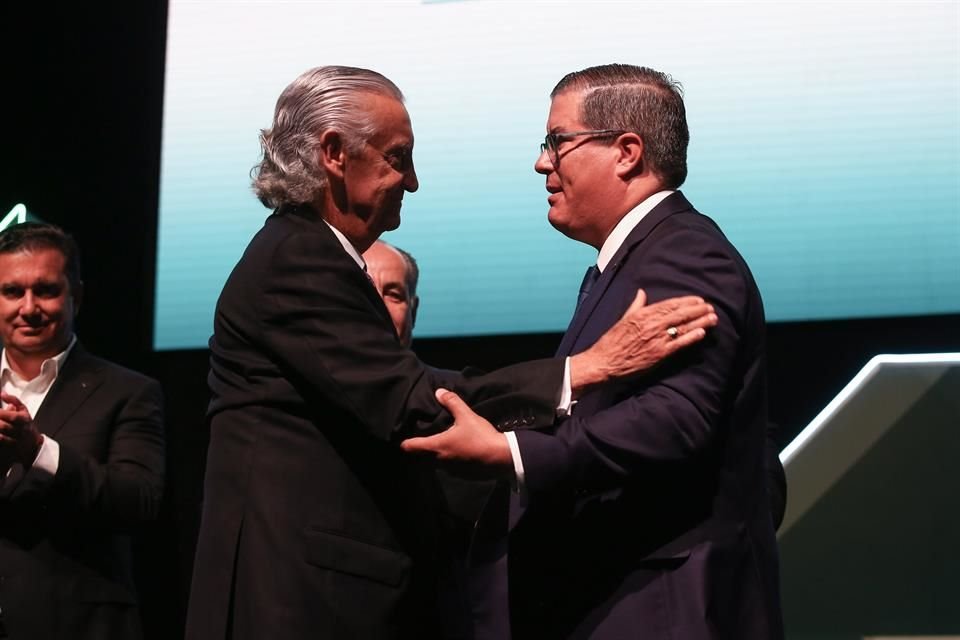 Luis Salazar y José Andrés  Orendain, ex Presidente de la Expo Guadalajara y su nuevo relevo (izq. a der.)