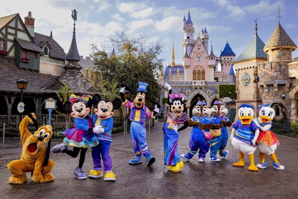 Mickey, Minnie, Goofy y más personajes en California Adventure Park.