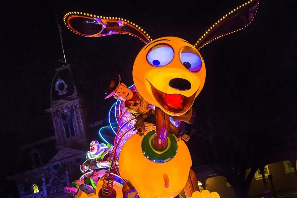 Disneyland festeja 70 años del parque temático con personajes del mundo Disney.