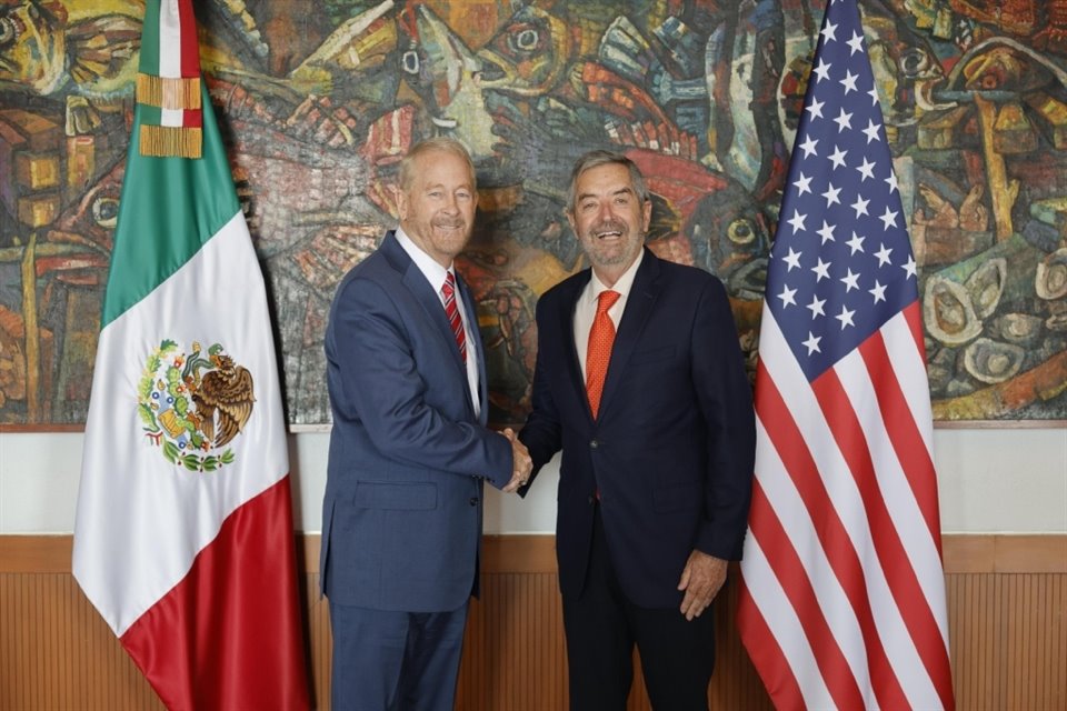 El nuevo Embajador de EU, Ronald Johnson, fue recibido en la Secretaría de Relaciones Exteriores por el Canciller Juan Ramón de la Fuente.