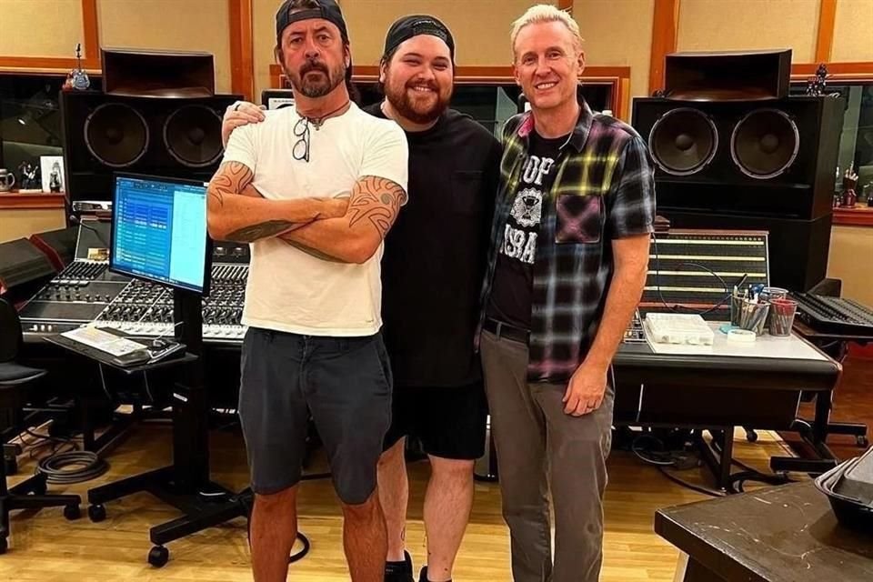 Josh Freese (der.), quien era baterista de la banda de rock Foo Fighters, fue despedido sin razón alguna, según compartió el músico en redes.