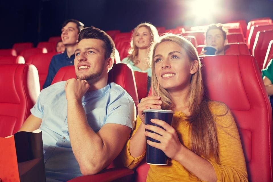 De acuerdo con un nuevo informe, la asistencia mundial del público a las salas de cine cayó un 8.8 por ciento en 2024.