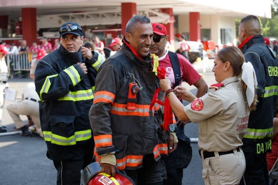 Cada ascenso, golpe y carrera reflejó el increíble esfuerzo y la preparación de estos valientes bomberos en la competencia Súper bombero 102.