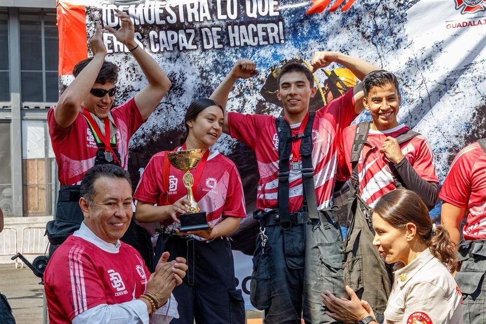 Ganadores de la competencia de Bomberos de Guadalajara celebra 102 años de su fundación con una competencia deportiva Súper Bombero  102.