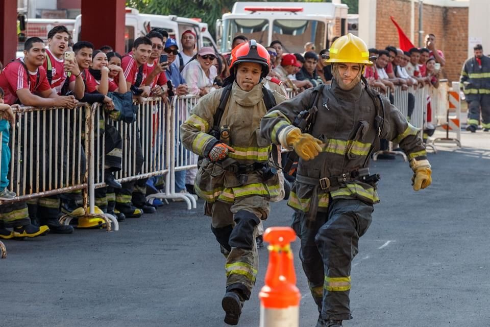 La competencia de Súper bombero se organizó en equipos donde participaron hombres, mujeres y equipos mixtos.