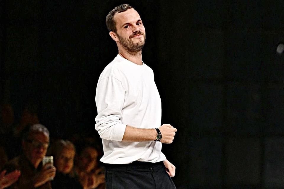 Para esta primavera, el diseñador Matthieu Blazy recurre a la imaginación para presentar vestidos estampados con elementos orgánicos.