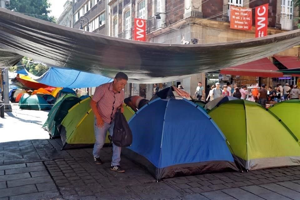 Los maestros de la CNTE mantienen un plantón en el Zócalo y en inmediaciones en demanda de diálogo con la Presidenta Sheinbaum.
