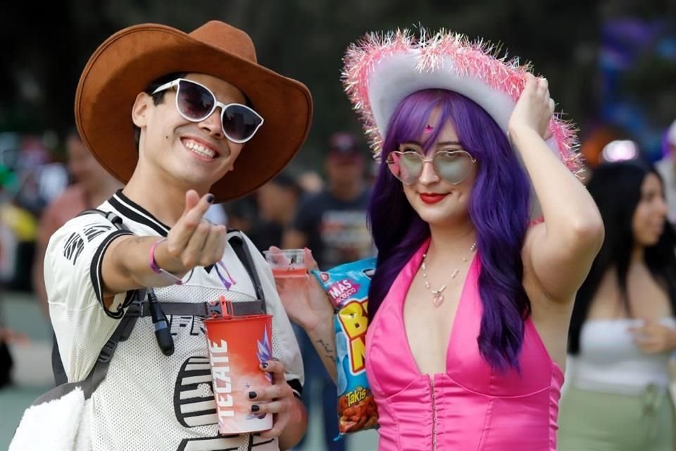 El primer día del Festival Emblema arrancó este viernes con poca afluencia, pero mucho entusiasmo por parte de los amantes del pop.