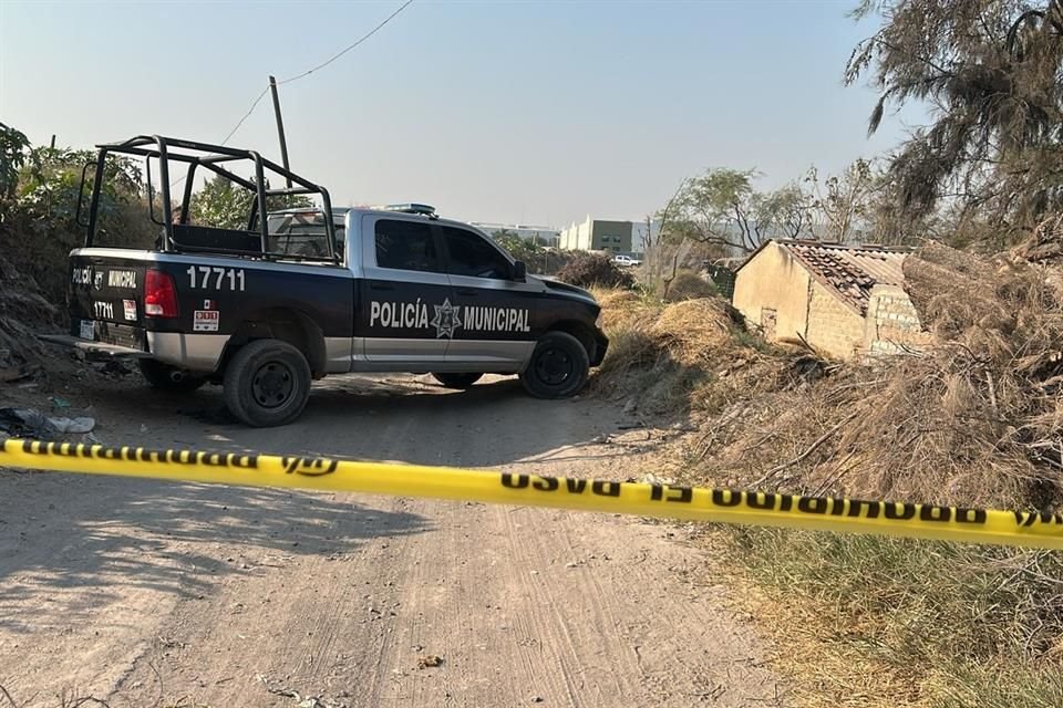 Un hombre asesinado con arma de fuego fue localizado en una brecha.