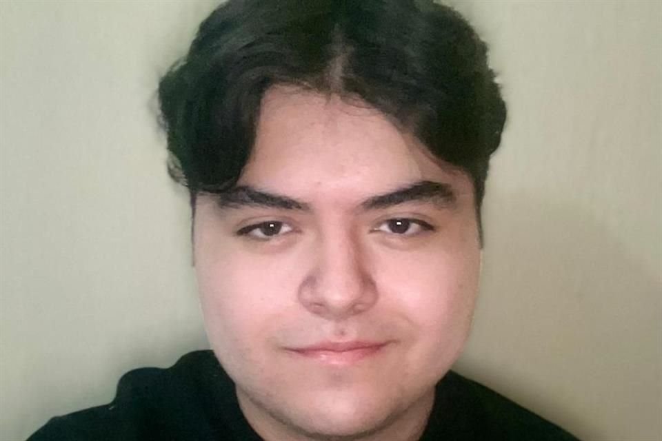 Ramsés Molina, de 19 años, obtiene una beca para sus estudios.