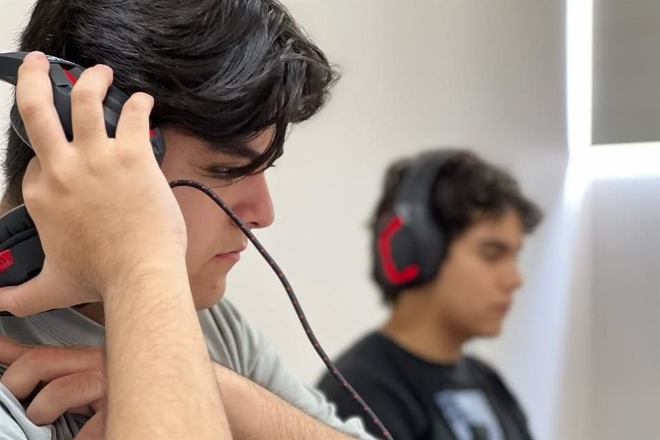Ramsés Molina, de 19 años, obtiene una beca para sus estudios.
