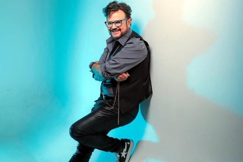 Aleks Syntek celebra 35 años de carrera con concierto y biografía llena de anécdotas inusitadas con grandes figuras.