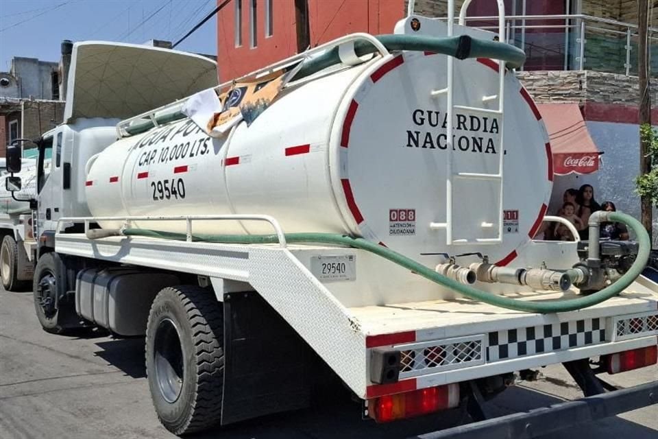 Reparte Ejército agua en Tlaquepaque ante el desabasto.