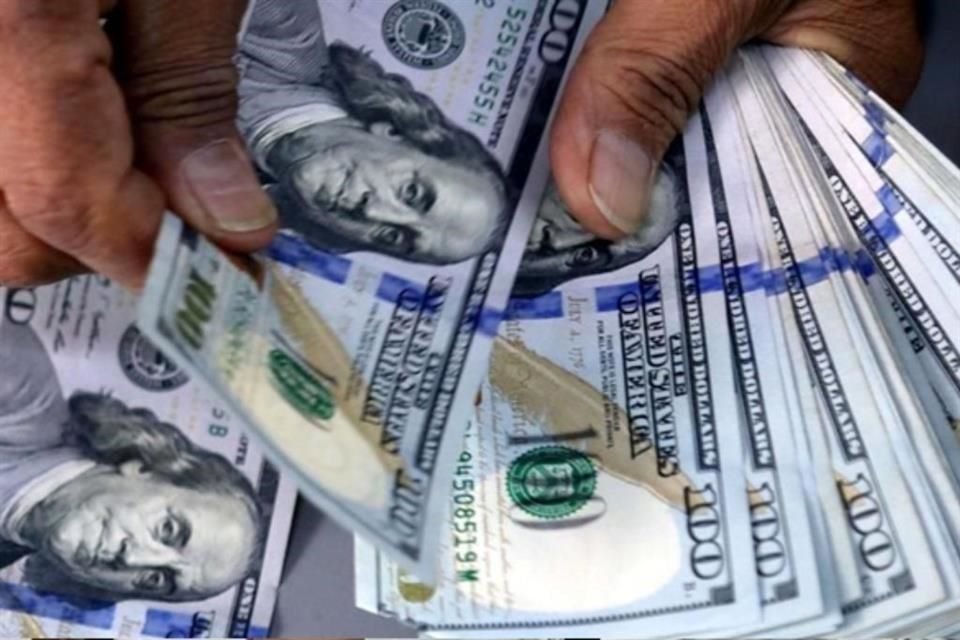 Propuesta en Congreso de EU de imponer 5% de impuesto a remesas podría afectar también a extranjeros que hagan transferencias electrónicas.