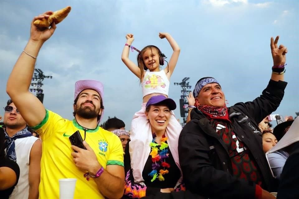 Fans de Sofi Tukker de todas las edades entonaron sus éxitos.