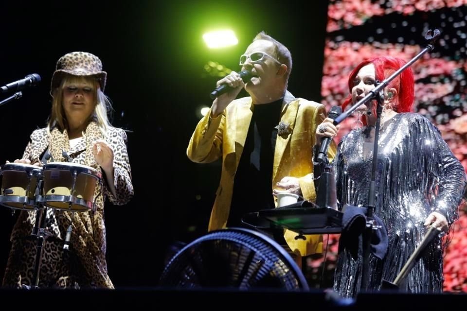 The B52's abrieron con 'Planet Claire' y cerraron con 'Lobster'.