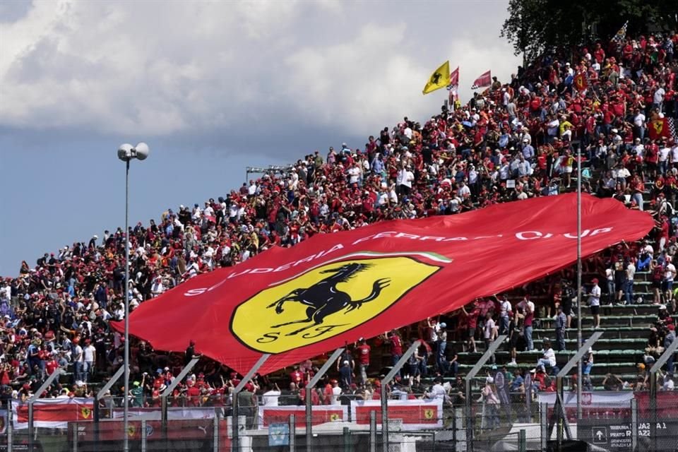 Los tifosi en las tribunas apoyando a los Ferrari.